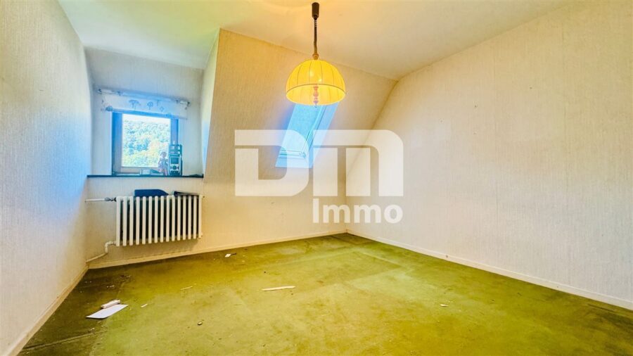 1-2 Familienhaus mit Nebengebäude (Ferienwohnung) + Halle / Garagen im Ensemble - DG Bestand Schlafzimmer / Kind